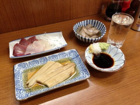 魚源食堂の鰹とヒラメの刺身