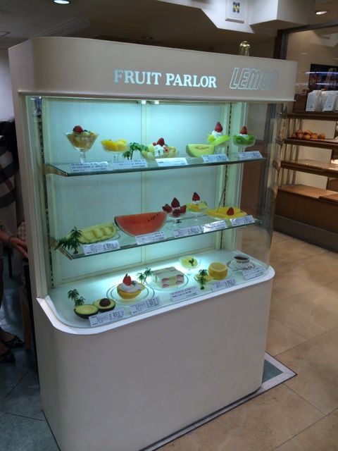 フルーツパーラーレモン丸栄店のショーケース