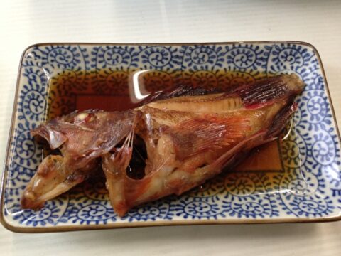 魚源食堂の煮魚の身と煮汁