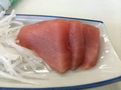 柳橋中央市場の食堂魚源の店内