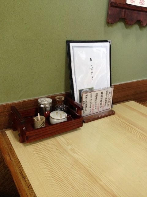 芳乃家の卓上調味料とメニュー