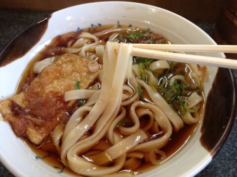 JR名古屋駅ホームの立ち食いそば店案内