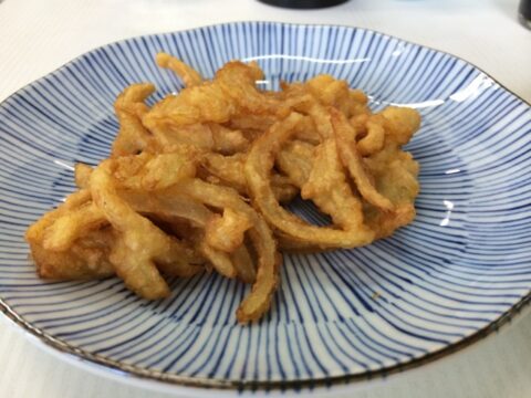 食堂魚源の熱燗と市場料理