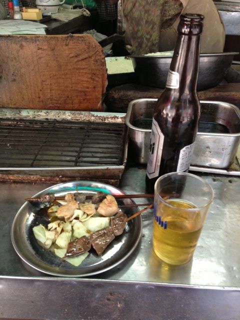 大万のカウンターと店内