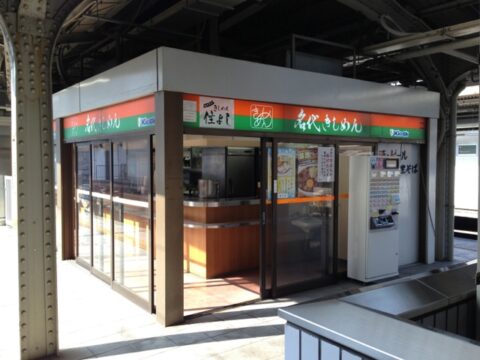 住よし3・4番線ホーム店の店内とカウンター