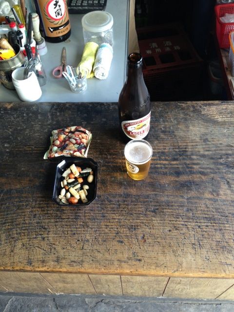 大島屋酒店のビールとスナック