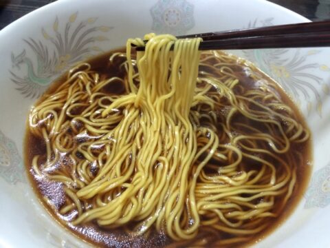京都市動物園ラーメンの麺と濃い醤油スープ