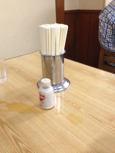 丸デブ本店のテーブル席