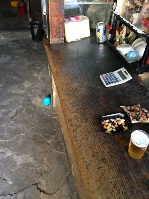 大島屋酒店の年季の入ったカウンター