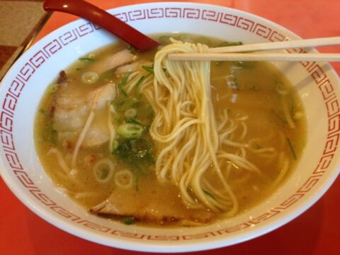 金龍ラーメンの龍の看板