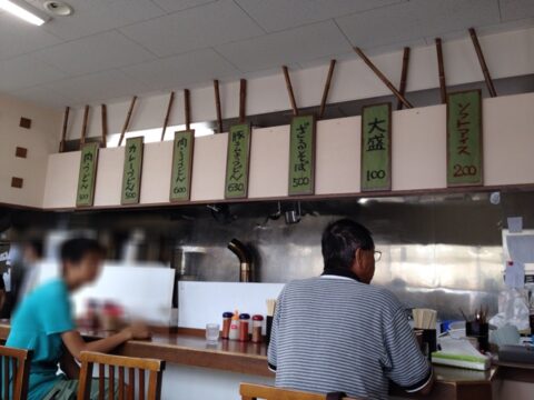 みのやの店内カウンターとテーブル
