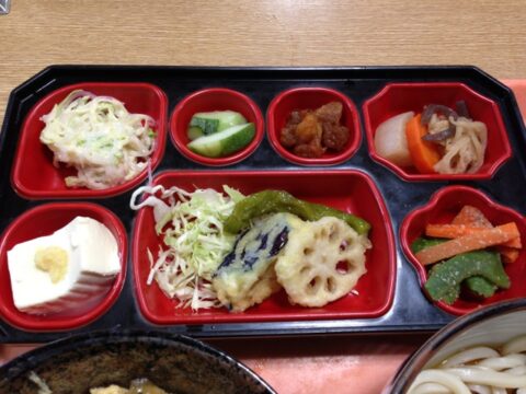 鈴谷の店内テーブル