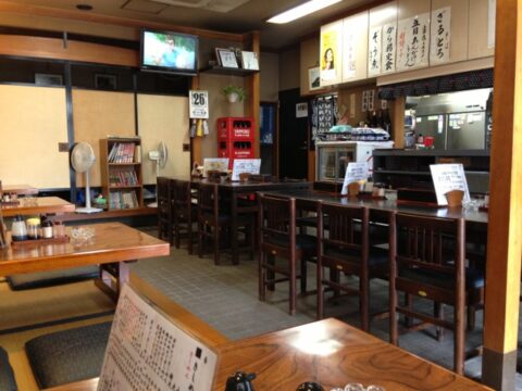 三浦屋のテーブル席と小上がり