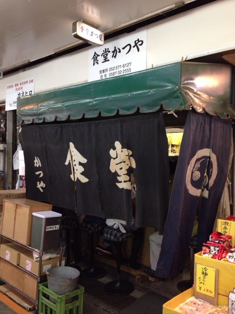 市場で食べた刺身と煮魚