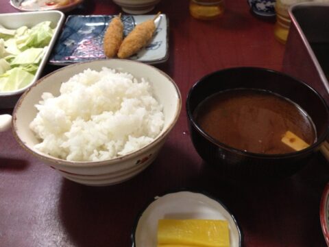 菊井かつ一宮店のご飯と赤だし