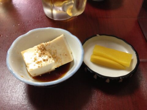 菊井かつ一宮店の冷奴と漬物