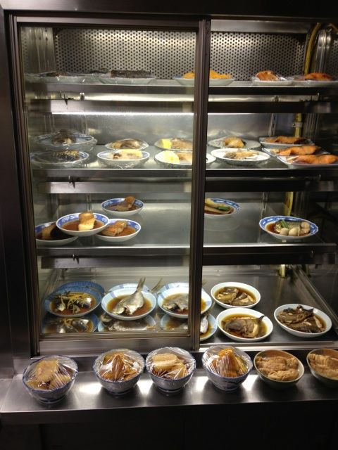お食事処しみずの煮物と焼き物のショーケース