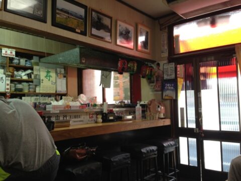 菊井かつ一宮店の店内と鉄道グッズ