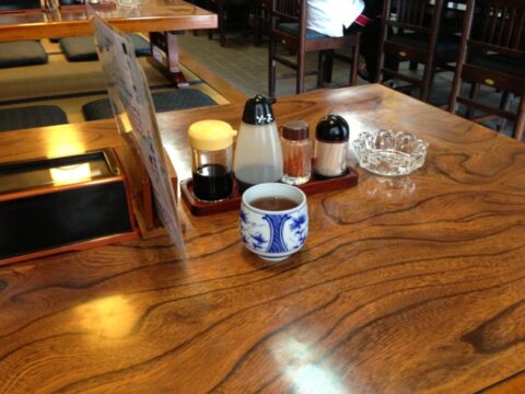 三浦屋の卓上調味料と灰皿