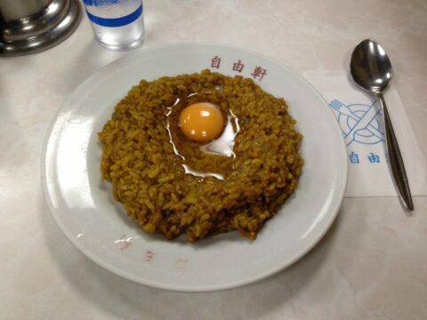 自由軒の名物カレー用スプーンとナプキン