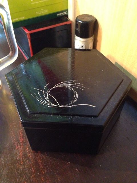 小城のテーブル上の小物入れ