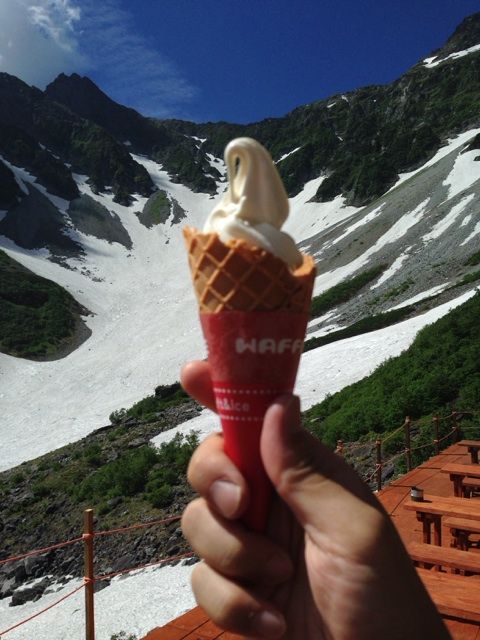 涸沢の大雪渓とソフトクリーム