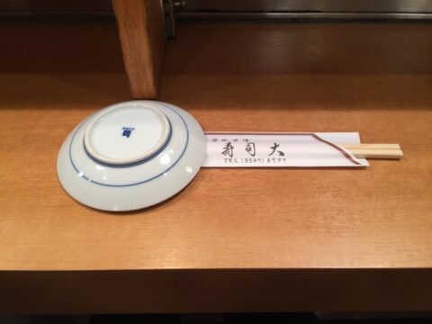 寿司大の冷酒と付出しのタコ