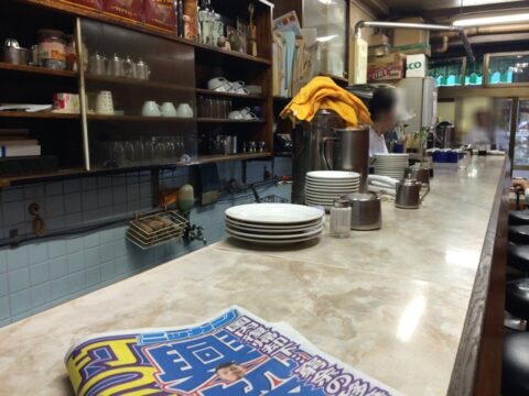 愛養のカウンターとスポーツ新聞