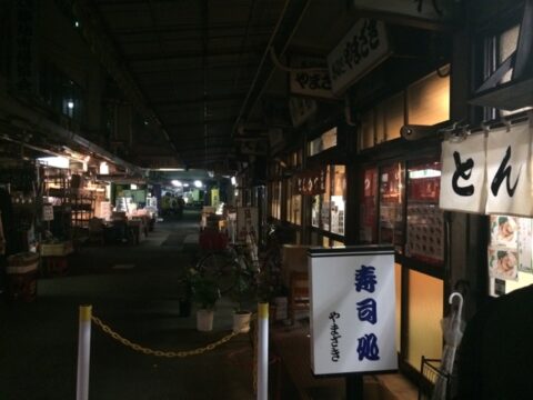 早朝の築地魚河岸横丁