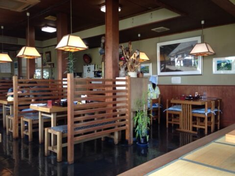そば処京金の店内座敷とテーブル