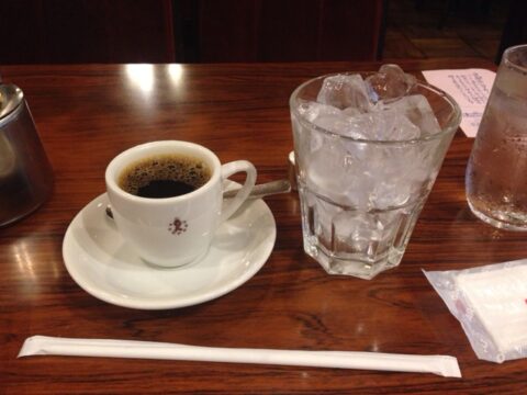 熱いコーヒーと氷入りグラス