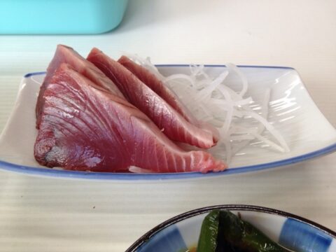 魚源食堂の鰹刺身