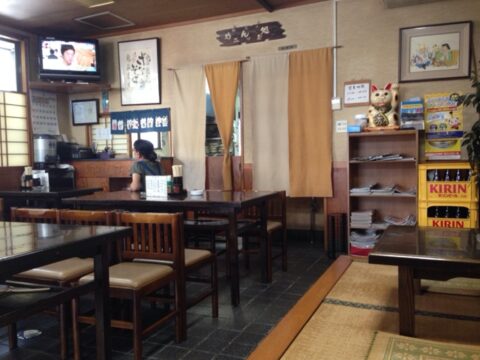 二ツ玉のテーブル上の灰皿とライター