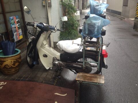 みよしの店舗前と那古野の街並み
