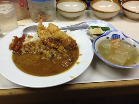 食堂かつやのホタテとアカシャエビのフライカレー