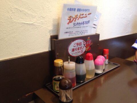 信都の店内テーブルと小上がり