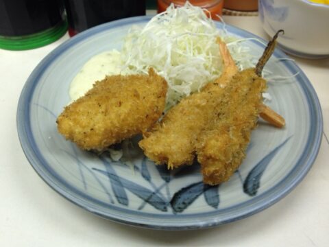 食堂かつやのアカシャエビのクリームコロッケとコチのフライ