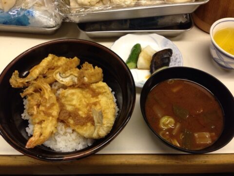 食堂かつやのカウンターの魚