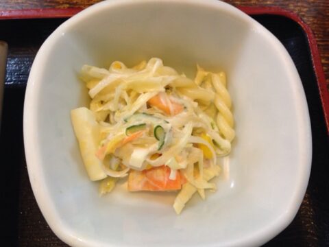 朝日屋定食の小鉢と漬物