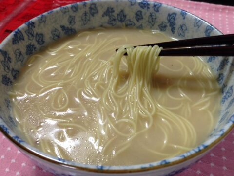 調理した鳥志のとんこつラーメン