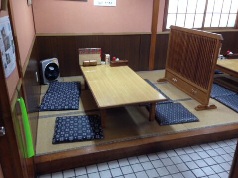 甑庵のテーブル席と座敷