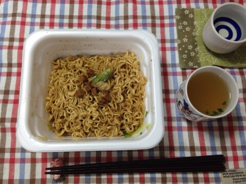 調理したやきそば弁当