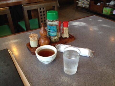 戸田屋の熱いお茶と冷たい水