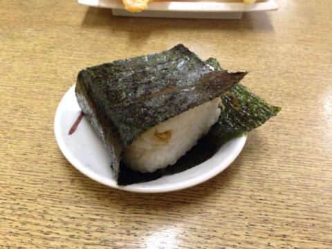 長命うどん本店の昆布おにぎり