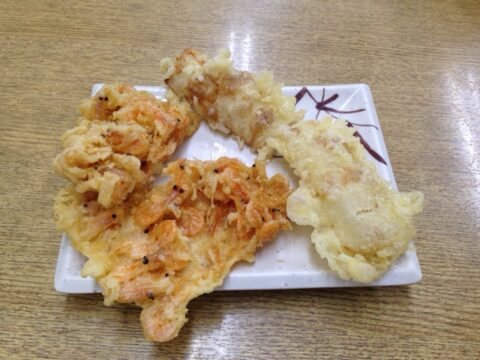 長命うどん本店のかき揚げとちくわ天