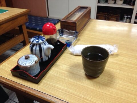 甑庵のテーブルの灰皿
