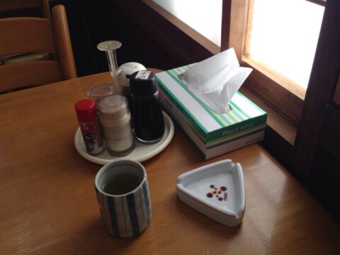満月園の茶と灰皿