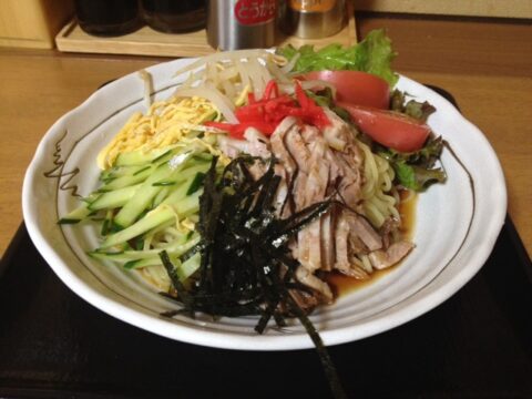 具だくさんの吉川屋の冷やし中華