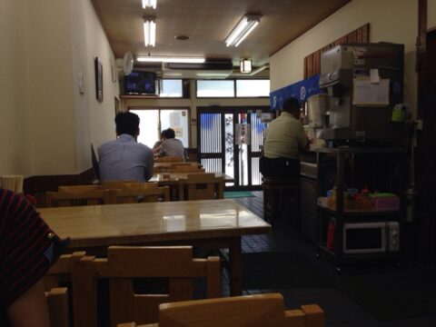 長命うどん本店の店内