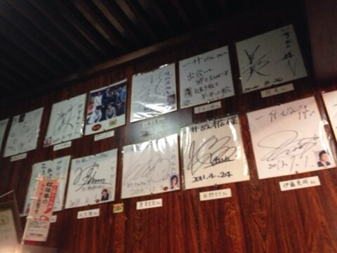 一升びん本店の壁一面のサイン